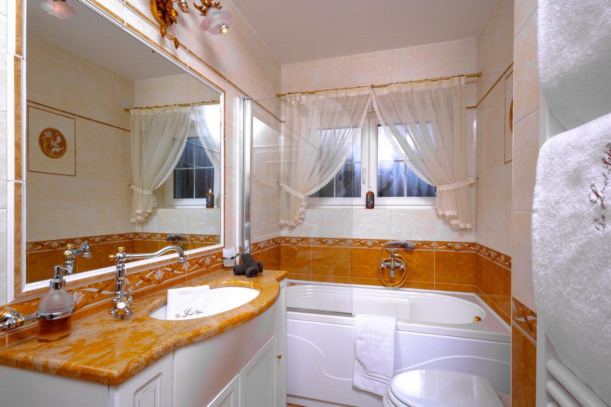Land-palais - Private Mountain Hideaway Bed & Breakfast